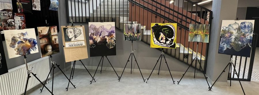 Dailės studijos „Atradimai“ interjerinės tapybos darbų parodaS